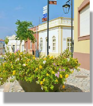 Guia cobbled backstreet with Algarvian villas